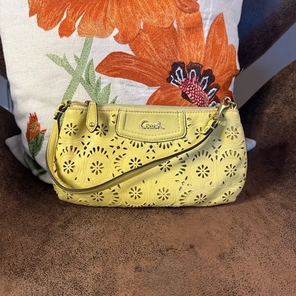 Coach Ashley Daisy Lace leather laser cut large wristlet bag yellow 2010’s VGUC